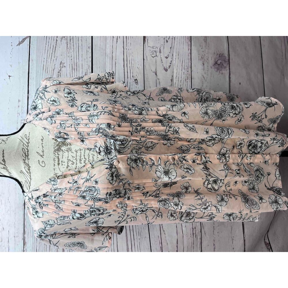 Torrid‎ Pink Black White Blouse Printed Pleated Short Sleeves Size 00 (medium)
